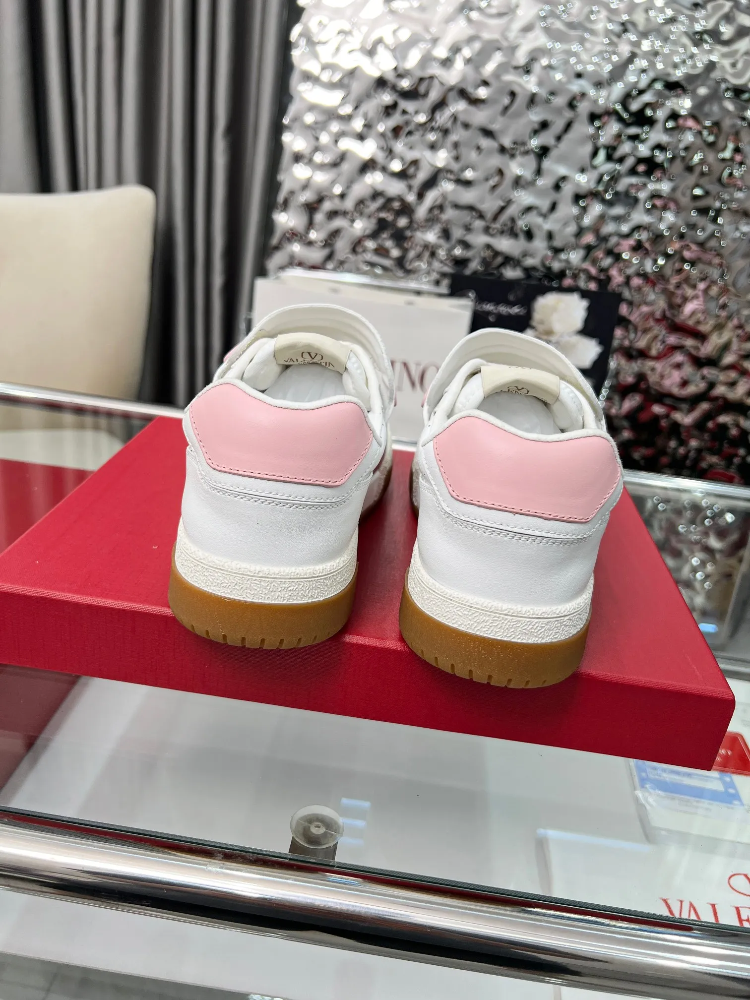 [Valentino] P: 680💰 Couple style, size: women 35-40▪️men 39-44 (customized at 45.46) Valentino 𝑶𝒏𝒆𝑺𝒕𝒖𝒅 Couple sports bread shoe series Valentino 2025 new couple sports shoes are on sale. The original ZP purchase and disassembly. Repeated pattern making and modification. 1:1 restoration! Top luxury masterpiece Velcro design Soft and comfortable imported calfskin brings excellent and elegant texture and excellent foot comfort Top purchasing version upper: imported calfskin surface/original oil edge craftsmanship Lining: water-dyed sheepskin lining Outsole: original development 𝐓𝐏𝐔 two-color combination outsole Packaging: original configuration complete package